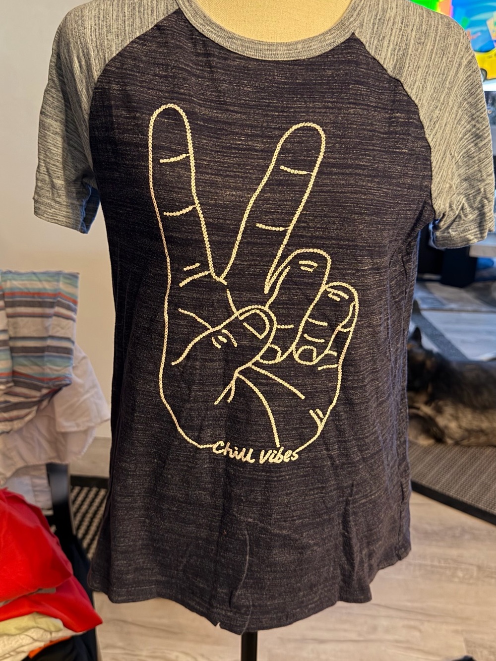 Girls' Gray & Black 'Chill Vibes' Peace Sign Raglan Tee